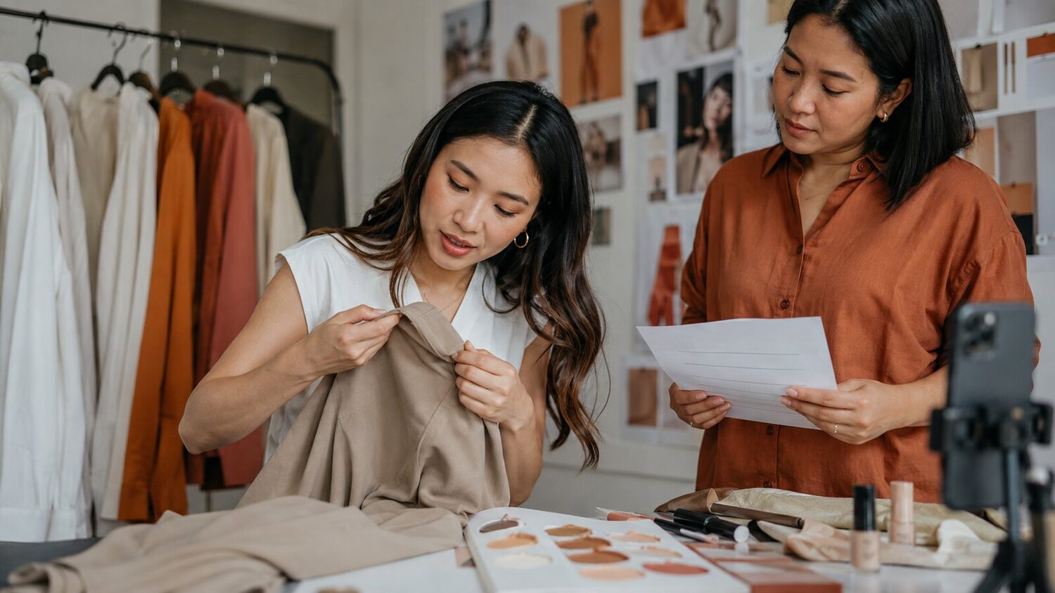 ครีเอเตอร์ตรวจเนื้อผ้าและวิธีใช้เครื่องสำอางก่อนถ่ายทำ