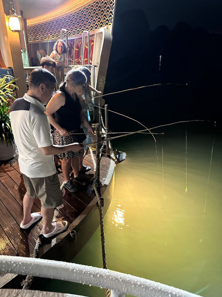 Korean creator experiencing a Ha Long cruise as real proof for Korean travelers